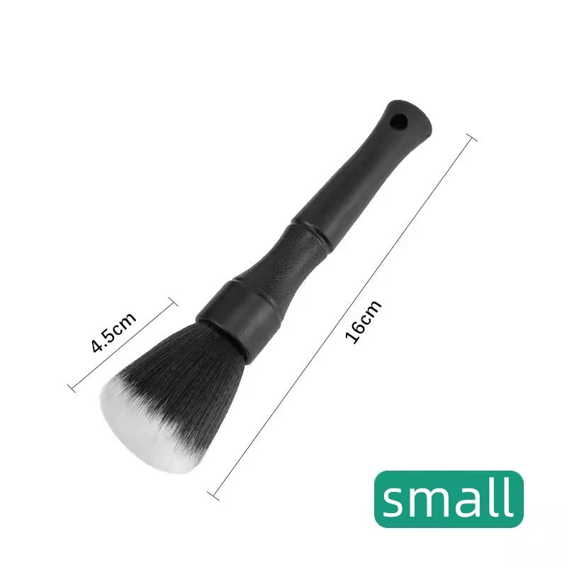 Brosse d'habitacle à poils souples.
